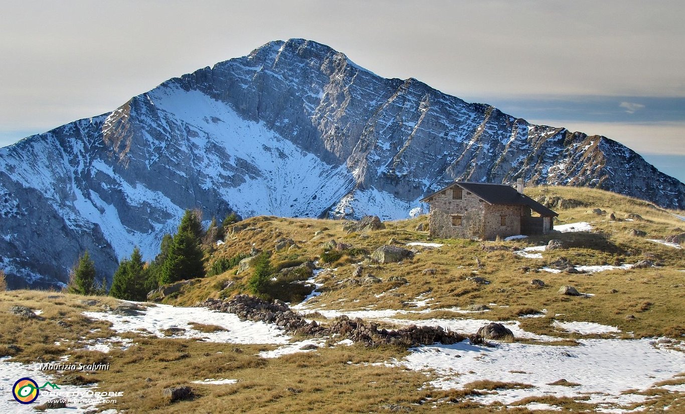 06 Baita di Campo e sullo sfondo il Pizzo di Roncobello....JPG